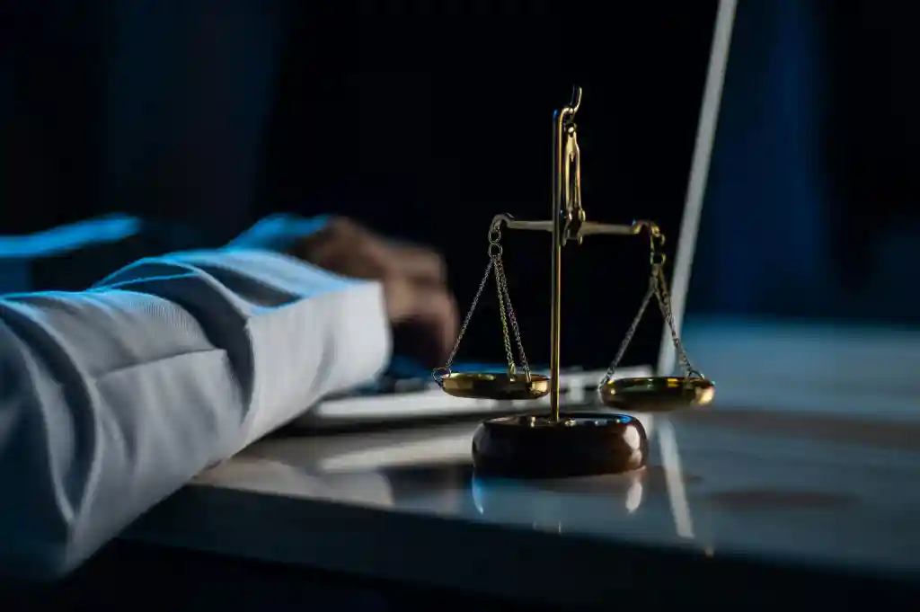 محامي يدرس أحكام عقوبة حيازة المخدرات بقصد التعاطي لأول مرة